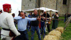 Apprentissage du tir à l'arc fête médiévale