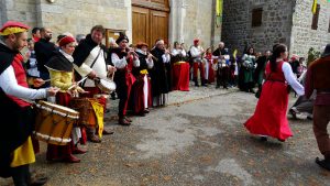 Musique et danses lors de la remise des clés fête médiévale